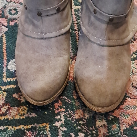 Stylish Gray Ankle Boots - Picture 13 of 14